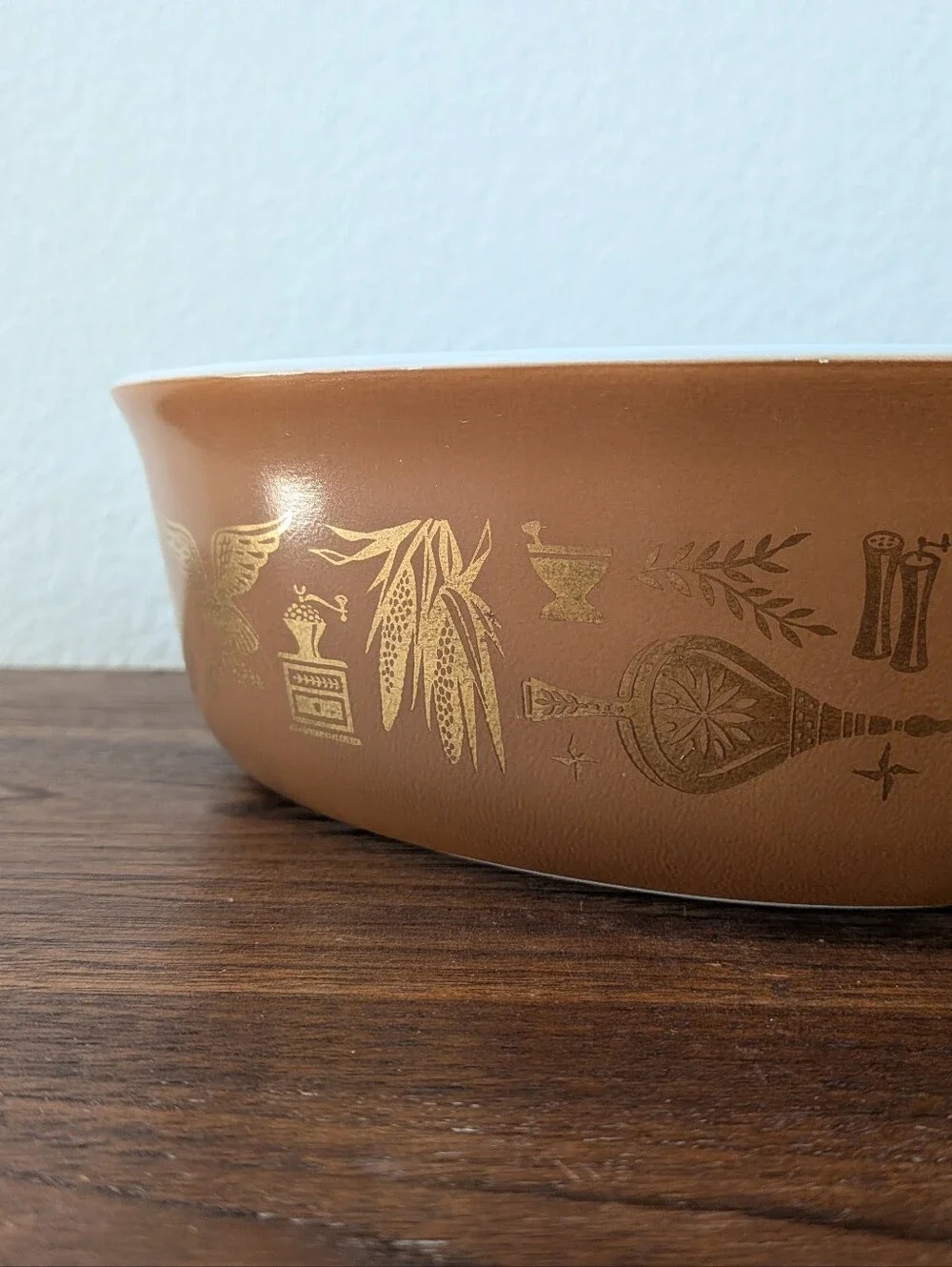 VTG Pyrex Oval Casserole Dish 1-1/2 Quart in Early American Gold on Brown #043